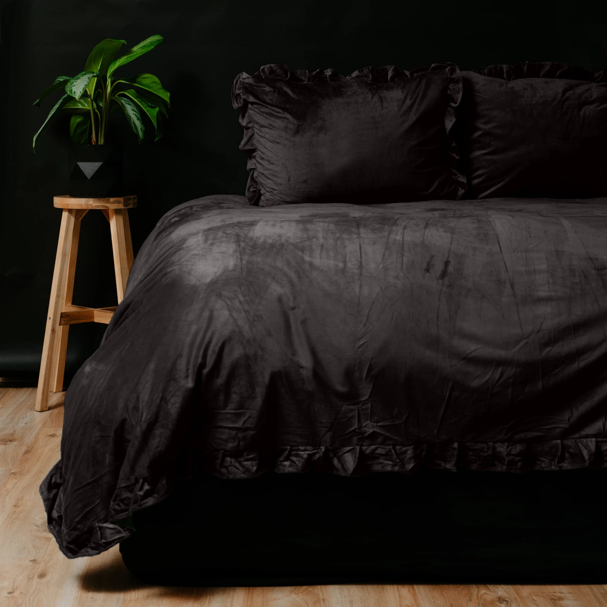 Sleeptime dekbedovertrek - velvet ruffles - zwart/bruin