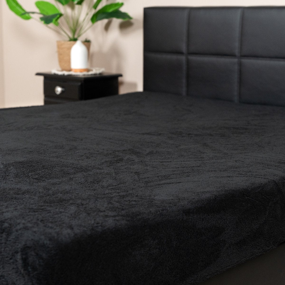 Decoware teddy fleece hoeslaken - zwart - Met nachtkastje
