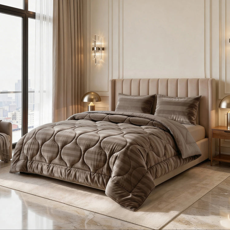 Sleeptime Lazy dekbed en overtrek in 1 - Hotel Velvet - exclusief kussensloop - Taupe - sfeerfoto